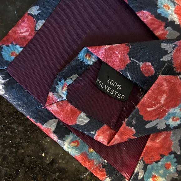 KETCH CLASSICS Tie • Red & Blue Flowers on Black Background • Usa 57”L x 4”W - Picture 5 of 6
